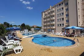 Hotelul este situat central, langa un parc frumos, la doar 5 minute de mers pe jos pana la plaja. Hotel Aurora Sf Constantin Si Elena Bulgaria Andrada Tours