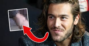 Benjamin Ingrosso visar vad som döljer sig under byxan