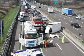 Si tratta, nello specifico, tritamon a, materiale esplodente pericoloso, ma senza detonatori. Due Incidenti Sull Autostrada A1 Un Morto E 12 Feriti