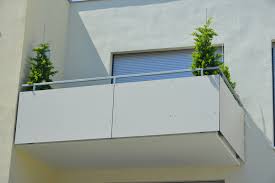 Schützt vor blicken von unten und auch vor wind. Seitlicher Sichtschutz Fur Den Balkon Diese Moglichkeiten Haben Sie