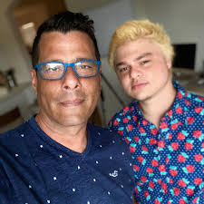 Hace ya 21 años que llegaste a nuestras vidas Mauro.... viniste a irradiar  luz donde quiera que estés,,, eres y serás siempre el “chico relajado”, el  “risitas”... un ser muy especial... que