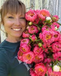 We can't wait for you to meet Loretta Ball, owner of  @theneverendingflowerfarm in Barnardsville, North Carolina! Let's give her  a big dirtbag welcome! 👏🏻👏🏻 Tomorrow