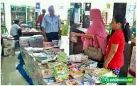 Satu lorong di pasar kliwon kudus biasanya ramai pembeli (foto:fm). Awal Masuk Sekolah Toko Modern Jaya Seputar Kota Kudus Facebook