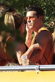 Los actores ya no esconden su relación por las calles de madrid. Mario Casas Y Blanca Suarez Se Comen A Besos En El Orgullo