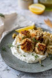 Boulettes De Poulet A La Grecque Orzo Au Citron Sauce Feta Recette En 2020 Boulette De Poulet Recettes Poulet Facile Boulette