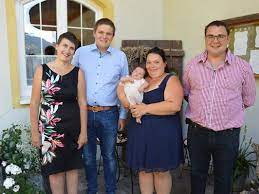 Claudia böhler und peter wohlgenannt freuen sich über ihr erstes kind, das von pfarrer christian stranz auf den namen milena getauft wurde. Taufe Von Ricarda Gstach Silbertal Vol At