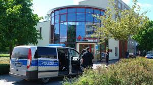 Mit ihrer hilfe können andere von erfahrungsberichten aus erster hand profitieren! Sind Es Die Gleichen Rauber Wieder Uberfalle Auf Banken In Anklam Und Greifswald Nordkurier De