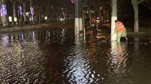 Сильные потоки воды буквально сбивали с ног людей. Silnyj Dozhd V Odesse Podtopil Neskolko Ulic Goroda