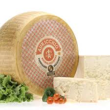 Nati nei monasteri in epoca medievale, parmigiano reggiano e grana padano sono formaggi stagionati prodotti con latte bovino italiano, lavorato a crudo (non pastorizzato) con caglio animale. Italfoodost Presents Auricchio