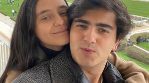 INAGURACIÓN LOS TRES MONOS SAMIL: Jorge Bárcenas, novio de Victoria  Federica, actuará hoy en Samil