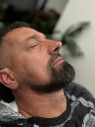 Już teraz umów się na odsiwianie brody lub włosów‼️‼️ Repigmentacja  przywraca naturalny kolor siwych włosów i nadaje im wyrazisty ton. Zapisy  do Julii przez Booksy lub pod nr 882 908 952