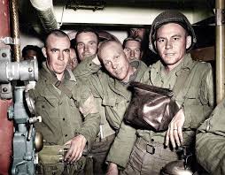 L'opération a été préparée depuis des années, et le coup a porté ses fruits. 5 Juin 1944 A Bord D Un Lst Qui Les Amene En Normandie Ces Gi S Posent Une Derniere Fois Ensemble Guerre Mondiale Ste Mere Eglise Debarquement En Normandie