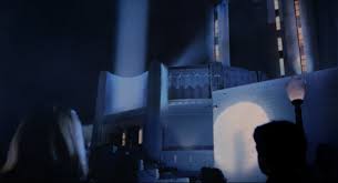 An amusement park mogul offers a group of diverse people $1,000,000 to spend the night in a haunted house with a horrifying past. House On Haunted Hill 1999 Set Jetter