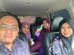 Hari ini menyarung baju seorang ayah, spend time sedikit masa menghantar  dua orang 'girlfriend' saya ni. 'Girlfriends' saya ni future hafizah tau,  bukan biasa-biasa. Kak Ain sudah juzuk ke 24 dan adiknya