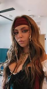 holly sandy balcombe (dhwrheghe)