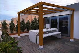 Superficie de textura de techo de teja con terraza madera. Ideas De Techos Para Terrazas Leroy Merlin