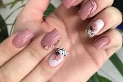 Diseños de uñas decoradas con flores fáciles. 2