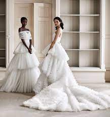 Le collezioni sposa 2021 firmate dalle maison più prestigiose ti conquisteranno per modelli dalle linee senza tempo, preziosi tessuti e 2. Abiti Da Sposa Tutte Le Collezioni Per La Primavera 2021