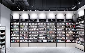 Whether you're a deal hunter or you love finding interesting products, the dollar store makes saving a few bucks easier for everyone. Interior Design Retail Design Pop Up Store Retail Experience Retail Future Beauty Store Perfumer Supermarkt Design Shop Innenarchitektur Ladeneinrichtung