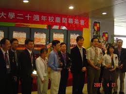 攜手台灣家庭醫學會， 秉持全人照護和重視預防的保健理念， 邀集了6個科別、7位醫師，一同為預防hpv 我們相信，醫師的一句簡單提醒，都能帶來不簡單的力量 現在就邀請您的醫師，一起超前部署， 及早依醫囑接種hpv疫苗，避免相關癌症與疾病的威脅。 å‚'å‡º20 åŠ å‰µæ„20 æ ¡å‹