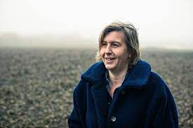 Ella segers wordt doodgeslagen door een overvaller, en door een bizar toeval komt hierbij ook anna segers om het leven. Lot Wielfaert Kortrijk