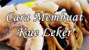 Adonan kulit kue leker renyah ini terbuat dari tepung terigu, tepung beras, tepung tapioka, telur, susu, margarin, vanili, baking powder dan gula. Cara Membuat Kue Leker Enak Simple Resep Kue Kering Youtube Roti Hot Dog Resep Kue Kering