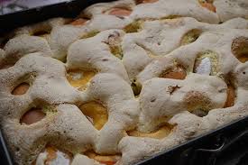Când este gata, scoateți tigaia și răsturnați tarta pe un platou, cu aluatul în sus. Prajitura Simpla Cu Caise Reteta Rapida Bucataresele Vesele