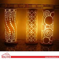 Paparan cahaya lampu led rumah yang menyala sebagai lampu kamar tidur kurang baik bagi kesehatan, karena paparan lampu tidur yang terang membuat otak sulit untuk mencapai tidur yang maksimal. Berapa Harga Lampu Hias Kamar Lampurabi
