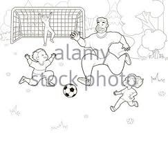 Donde un grupo de personas por eso son muchos los dibujos que podemos ver de familias, ya sean cenando, jugando, disfrutando de entretenidas vacaciones y reunidos para. Ilustracion De La Familia Jugando Futbol En El Parque Imagen Vector De Stock Alamy