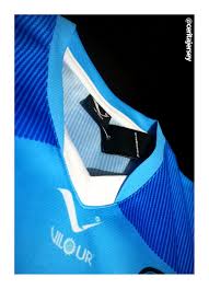 Sesuai dengan namanya, model leher kaos ini memiliki potongan garis leher yang menyerupai bentuk v atau meruncing di ujungnya. September 2019 Ceritajersey
