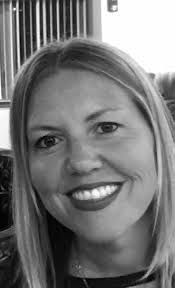 Momma swan welcomes feathered babies