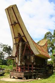 Tongkonan merupakan rumah adat tradisional masyarakat toraja yang berdiri di atas tumpukan kayu dan dihiasi dengan ukiran berwarna merah, hitam, dan di depan tongkonan terdapat lumbung padi, yang disebut 'alang'. 4 Tongkonan Budaya Indonesia