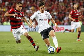 Em 1913, uma dissidência entre três clubes que disputavam o campeonato paulista abriu a oportunidade para que clubes de origem popular, conhecidos à época como varzeanos, disputassem a competição organizada pela lpf, e o corinthians ganhou o direito de disputar pela primeira vez essa competição após vencer uma seletiva contra o minas gerais, representante do bairro do brás, e o fc. Audiencia De Corinthians X Flamengo Supera Ate Jogo Da Selecao Brasileira