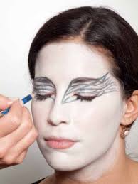 Frech und fröhlich, ein bisschen schräg und extravagant, aber vor allem originell: Black Swan Verkleidung Tipps Kostum Schminkanleitung