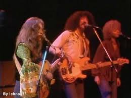Long A Critic S Darling Singer Guitarist Bonnie Raitt Did Not Begin To Win The Comparable Commercial Success Due Her Until T Bonnie Raitt Soul Music Music Mix