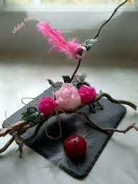 Composition De Table Roses Papier Branche Sur Ardoise Table Rose Noel Fleurs