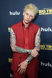 Machine gun kelly wears a kilt and sports a bald cap in the music video for his new song papercuts. youtube. Etkbnakafh1uym
