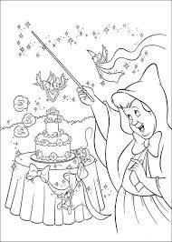 Assepoester, doornroosje, sneeuwwitje, rapunzel… welke kleur ga jij haar jurk geven? Kids N Fun Kleurplaat Assepoester Assepoester Prinses Kleurplaatjes Assepoester Gratis Kleurplaten