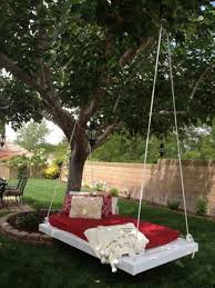 Une Balancelle Recup A Ete Suspendue A Un Arbre Dans Le Jardin Balancelle De Jardin Palette Jardin