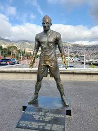 Many critisized the sculpture saying it did not look like ronaldo at all. The Colors Of This Bronze Cristiano Ronaldo Statue Is Fading Where People Touch It The Most Mildlyinteresting
