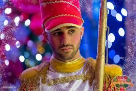 Fu' tanto tempo fa, più di quanto ora sembra, in un posto che forse nei  sogni si rimembra, la fiaba che voi viver potrete, si svolge nel mondo  delle feste più liete.... ...