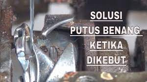 Langkah pertama adalah matikan dahulu dinamo mesin jahit supaya lebih aman, kemudian cobalah setting lagi posisinya supaya tepat sesuai harapan. Penyetelan Rotari Agar Benang Tidak Putus Ketika Dikebut Youtube