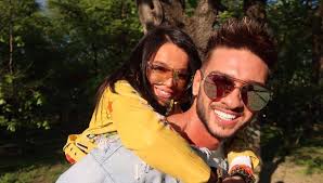 Iubita cântărețului are 38 de ani și arată impecabil. Iubita Lui Dorian Popa DezvÄƒluiri Despre Artist Nu MÄƒ LasÄƒ SÄƒ MÄƒnanc Orice Imi Impune