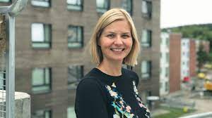 From 1999 to 2006 she was a member of the municipal council in orkdal, and a member of the city council in trondheim from 2007 to 2011. Mer Til Arbeid Mot Vold Mot Barn Venstre