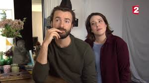 Gaby et isa, parents de trois enfants de 8, 12 et 16 ans, tentent de tenir bon la barre et de garder le cap dans les eaux tumultueuses du quotidien. France 2 Parents Mode D Emploi Bienvenue Chez Les Costan Youtube