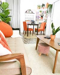 Untuk ruang tamu yang diletakkan terpisah dari ruang keluarga, dapat kita atur berbeda. Deko Rumah Flat Simple