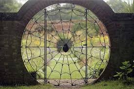 Erstaunliche Gartentore Schmiedeeisen Mit Form Spinne Gartentor Mit Jahrgang Gestaltung Auf Die Ziegel Sichtschutz Garden Gates Gothic Garden Beautiful Gardens