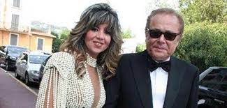 وقالت بوسي شلبي ردا على سؤالها عن سخرية ياسمين عبد العزيز من تصريحاتها، إن الموضوع لا يتعلق برفض رأيها، لأنها تعرف أن ياسمين مقتنعة أن يسرا هي رقم 1، لكن الموضوع يتلخص في أن الطرف التاني لسه بيحب الطرف الأول وأنا مش طرف في الموضوع، في إشارة. Ø¨ÙˆØ³ÙŠ Ø´Ù„Ø¨ÙŠ ÙÙŠ Ø§Ù„Ø°ÙƒØ±Ù‰ Ø§Ù„Ø£ÙˆÙ„Ù‰ Ù„Ø±Ø­ÙŠÙ„ Ù…Ø­Ù…ÙˆØ¯ Ø¹Ø¨Ø¯ Ø§Ù„Ø¹Ø²ÙŠØ² ÙˆØ­Ø´ØªÙ†ÙŠ ÙŠØ§ Ø£ØºÙ„Ù‰ Ø§Ù„Ù†Ø§Ø³ Ø®Ø¨Ø± ÙÙŠ Ø§Ù„ÙÙ†