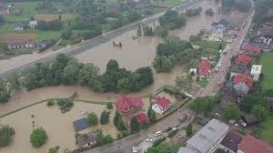 中國河南省於 18 日晚間降下暴雨，造成鄭州市區嚴重淹水，目前大雨雖暫時停歇，但各地災情仍舊不斷，中國政府已經緊急撤離十萬人，大水甚至淹入地鐵站中，造成 5 號線地鐵被迫停駛，所有乘客被困在車廂之中，隨著水位不斷上升，卻遲遲等不到救援，河南電視台一開始還說並無乘客，但隨後. Lnll4butkzngpm