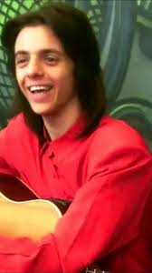 Chi è Lucio Corsi, secondo posto a Sanremo e premio della critica